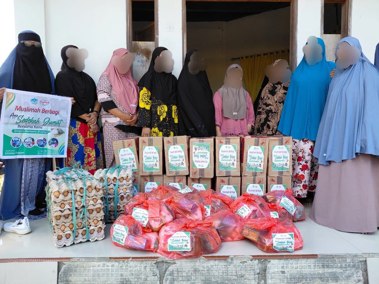 tebar-paket-sembako-muslimah-dpc-wi-kabaena-barat-bombana-1