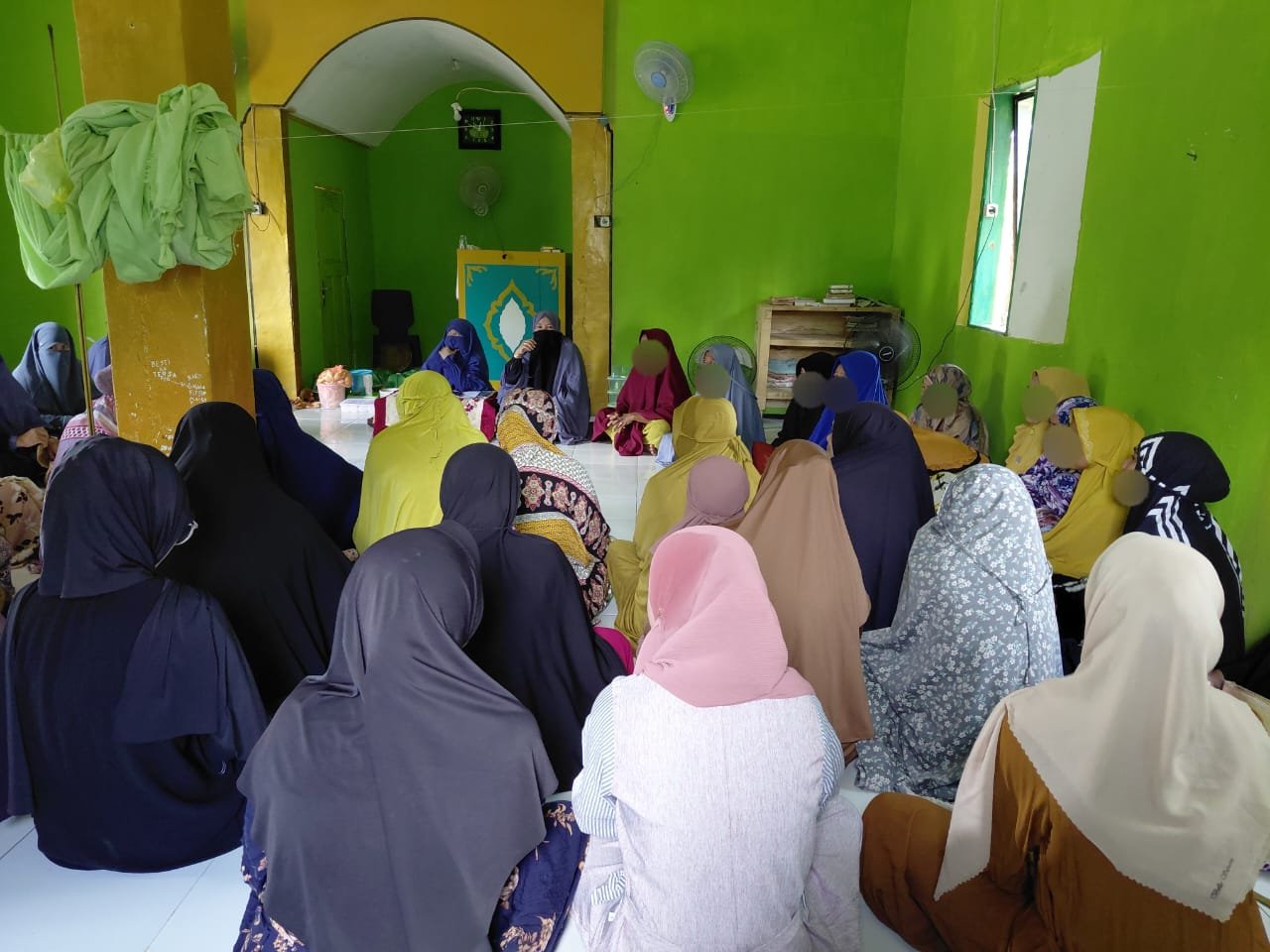 tebar-paket-sembako-muslimah-dpc-wi-kabaena-barat-bombana-3