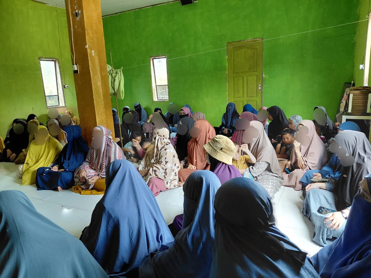 tebar-paket-sembako-muslimah-dpc-wi-kabaena-barat-bombana-5