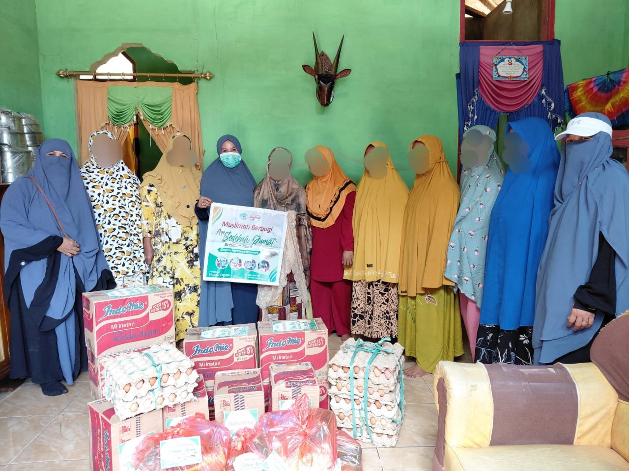 tebar-paket-sembako-muslimah-dpc-wi-kabaena-barat-bombana-6