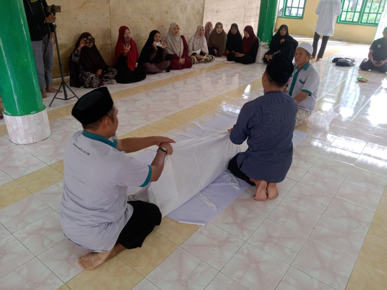 pelatihan-pengurusan-jenazah-wiz-gerai-bombana-dpd-wahdah-islamiyah-bombana-desa-lawatuea-kecamatan-poleang-utara-8